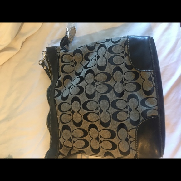 Coach Signature C duffle bucket bag. - Picture 2 of 4